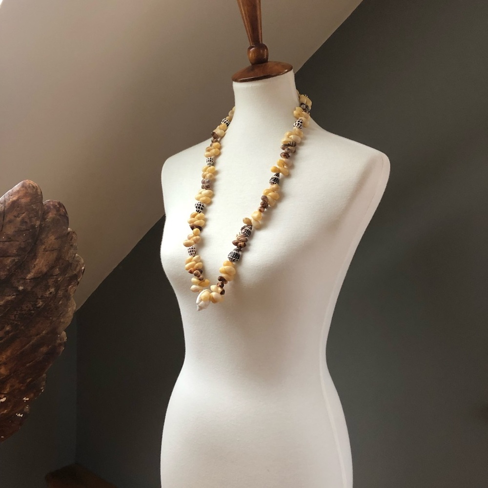 Heritage Antique Rarotonga Shell Lei - Picture 12 of 13